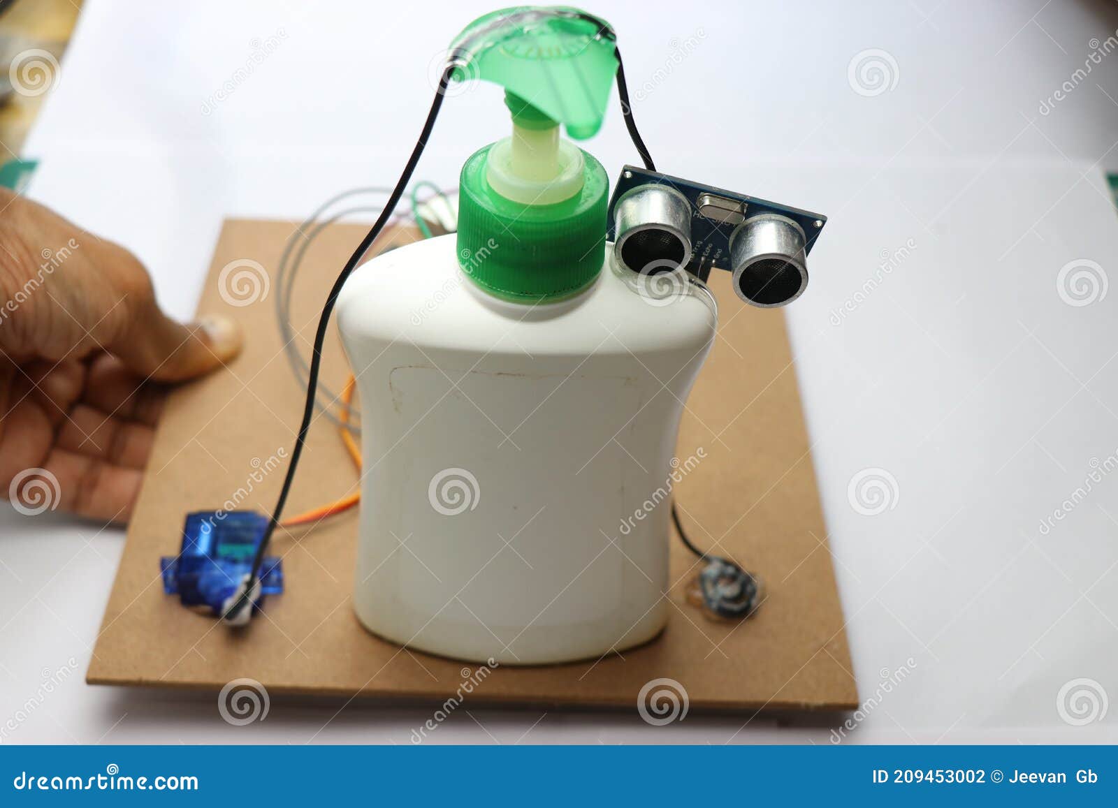 touchless hand wash dispensing machine which is diy project. ultrasonic sensor and micro servo project