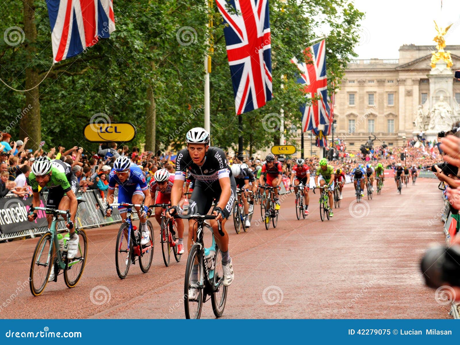 Tour de France em Londres, Reino Unido. Londres, â€ BRITÂNICO “7 de julho de 2014: Os ciclistas chegam na alameda sob a chuva pesada, aproximando o meta da terceira fase do Tour de France