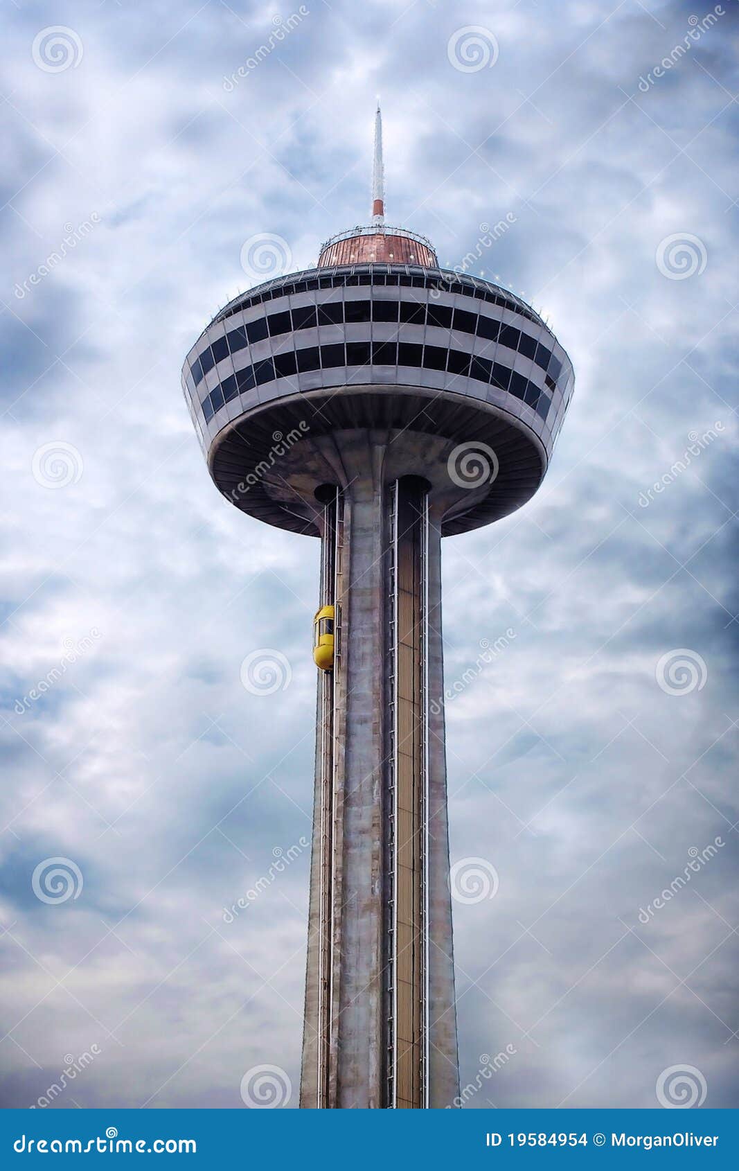 Tour de Skylon, Niagara Falls Ontario Canada. Tour grunge/rétro de Skylon, une borne limite dans Niagara Falls Ontario Canada a placé contre un cloudscape profond de ciel bleu