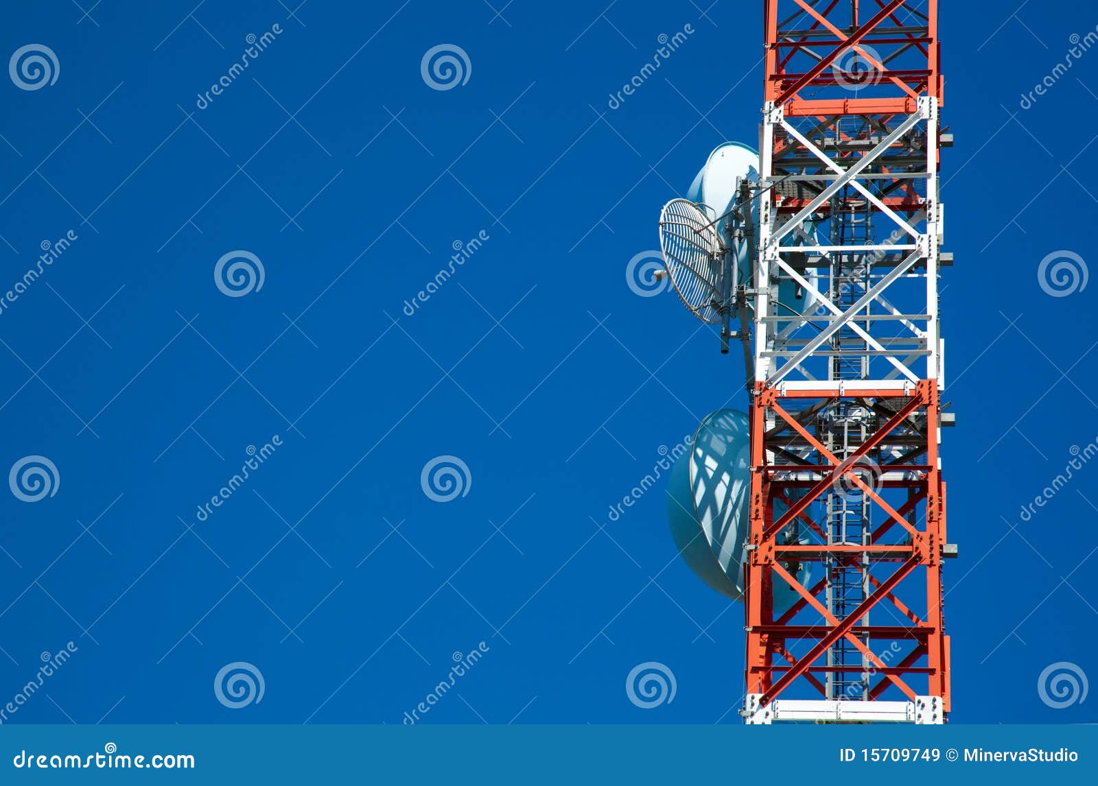 Tour de télécommunication au-dessus d'un ciel bleu