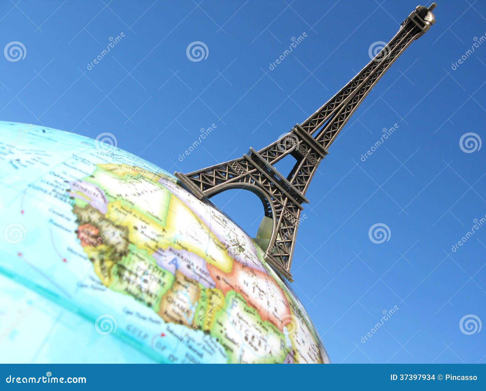 Tour Eiffel sur le globe