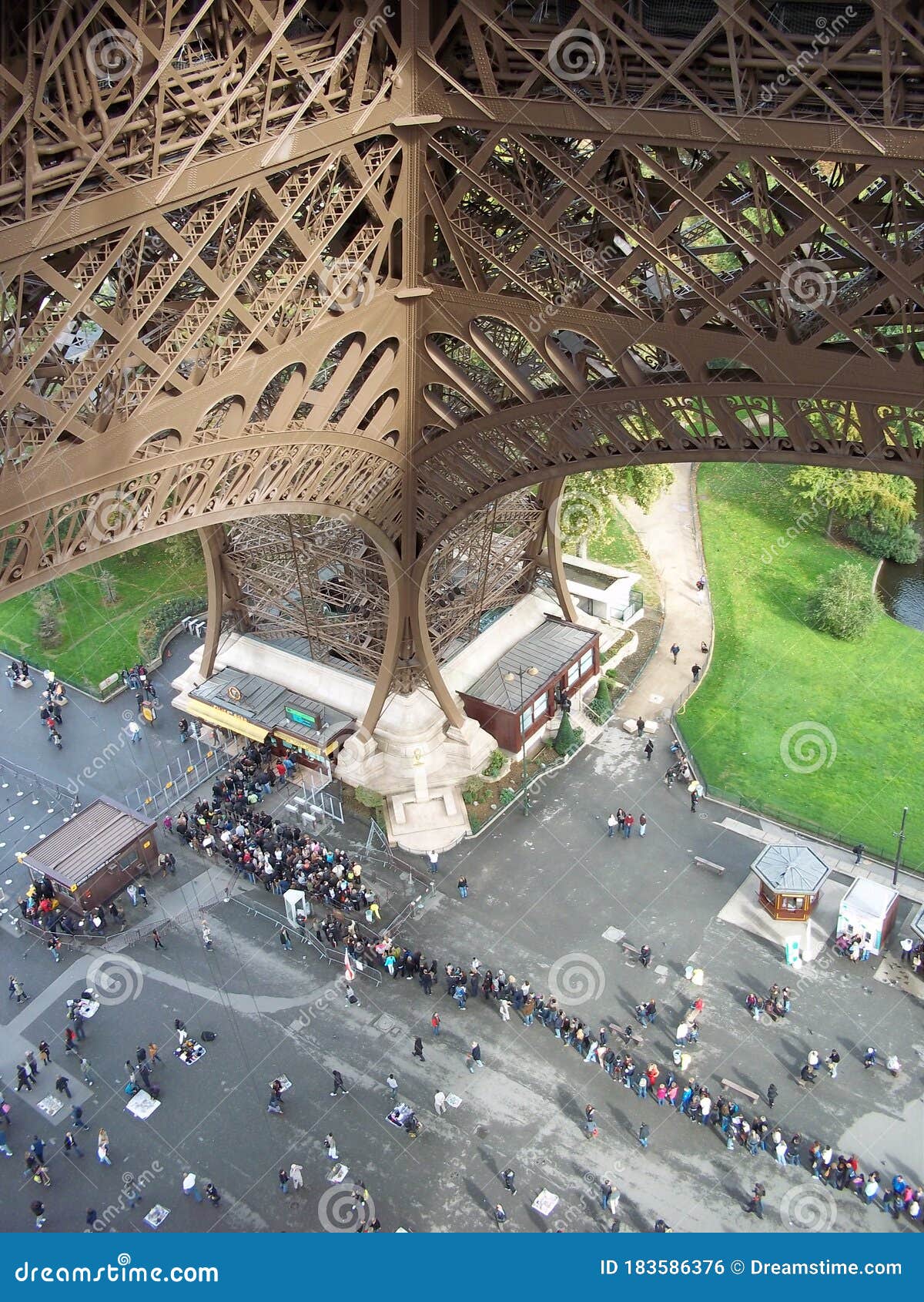 tour eiffel base - paris, france.