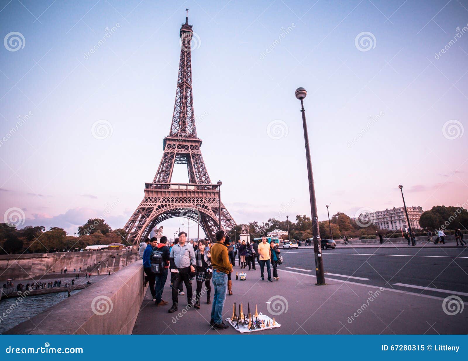 Tour Lumineuse Par Eiffel De Crépuscule Photo éditorial - Image du