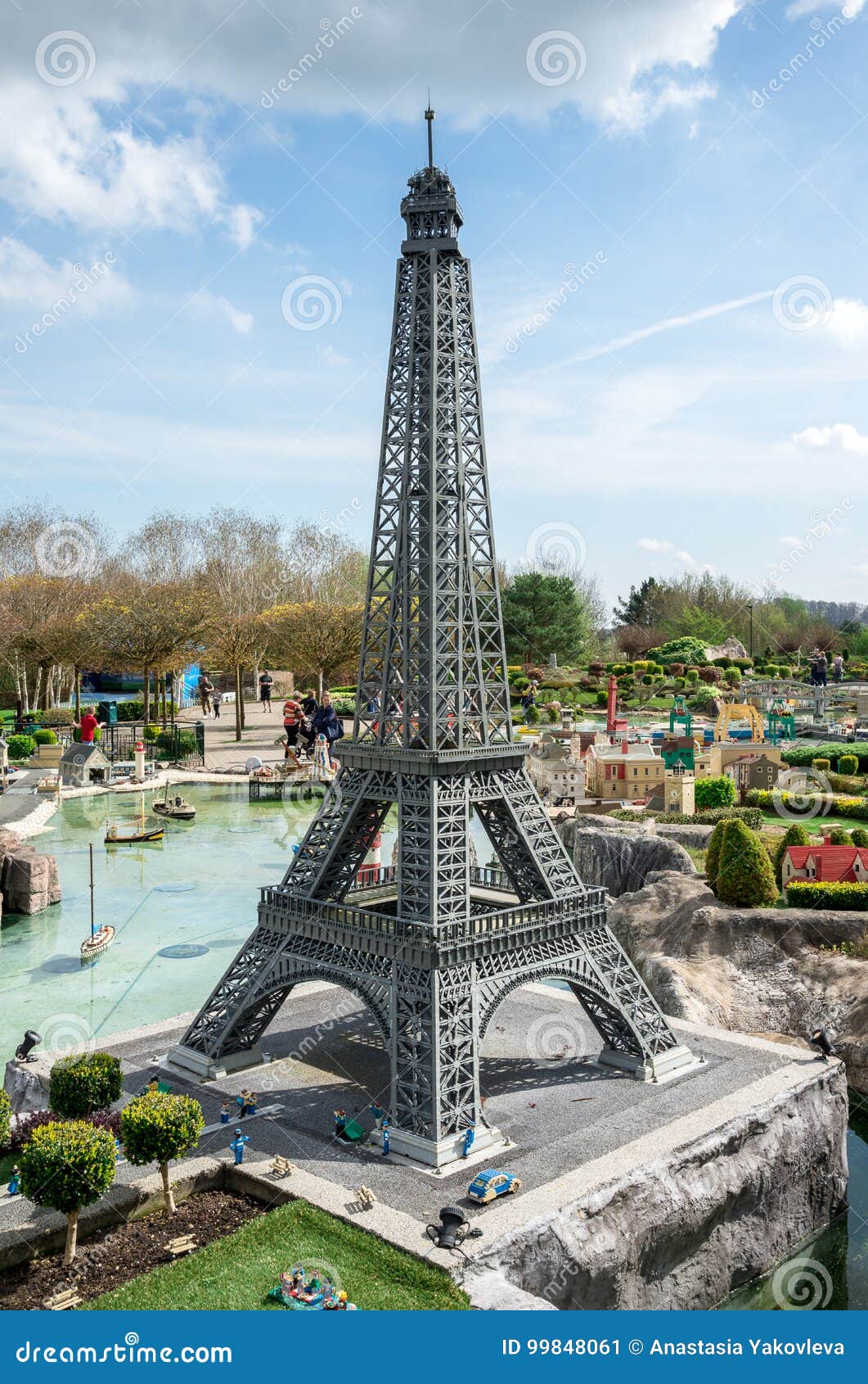 Tour Eiffel LEGO Modèlent Montré Au Miniland De Legoland Windsor Photo  éditorial - Image du angleterre, gosses: 99848061