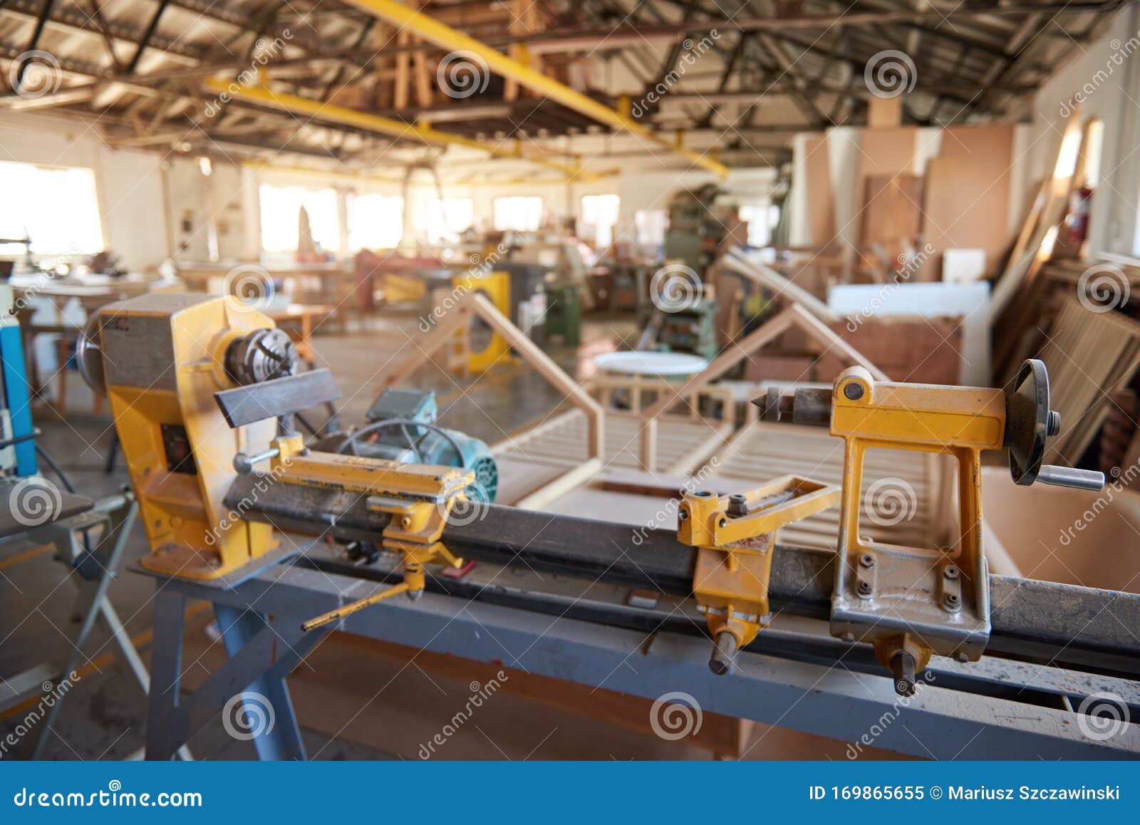 Tour Industriel Assis à L'intérieur D'un Grand Atelier De Menuiserie Image  stock - Image du matériel, tour: 169865655