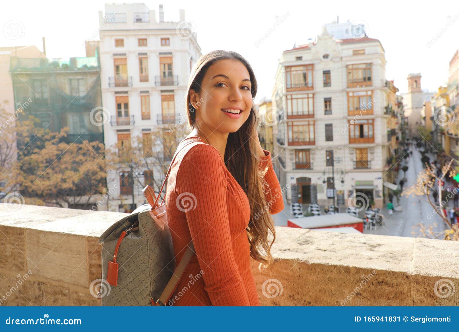 travel girl in spanish