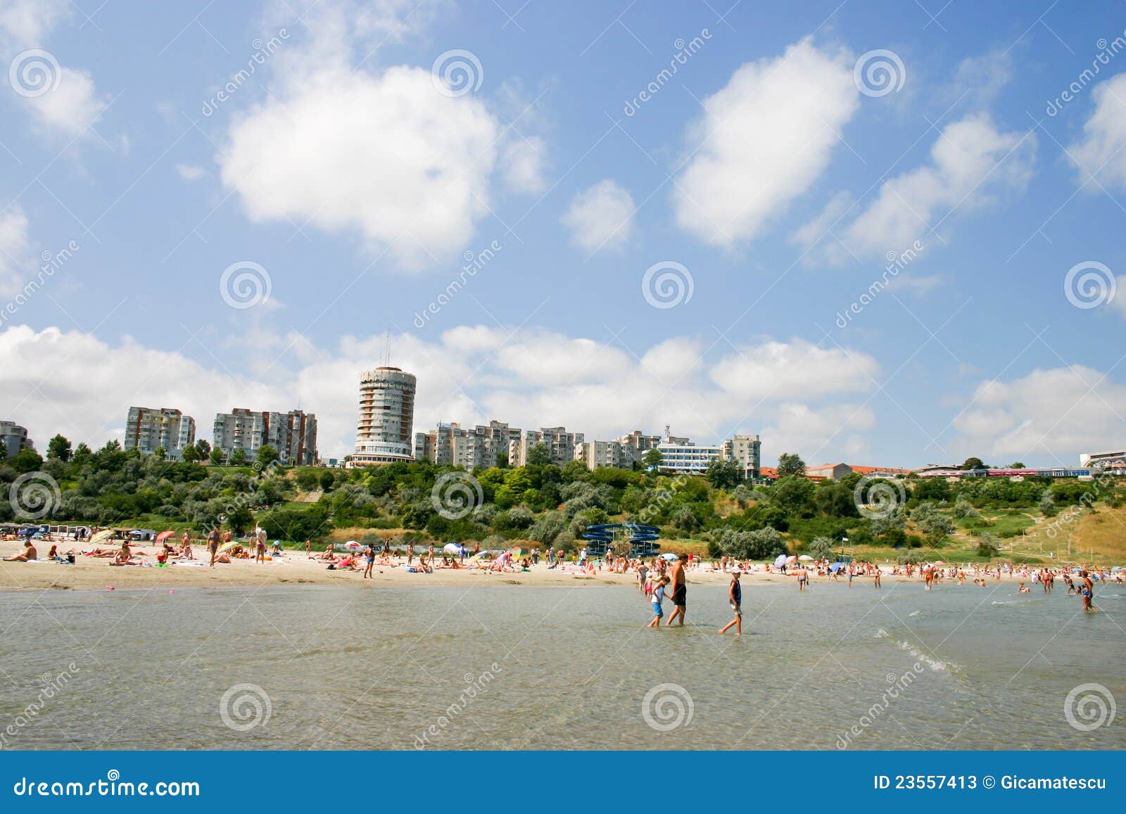 Tourismus in Rumänien. Touristen auf dem Strand von Constanta vom Meer-Ufer, Constanta Grafschaft, Rumänien