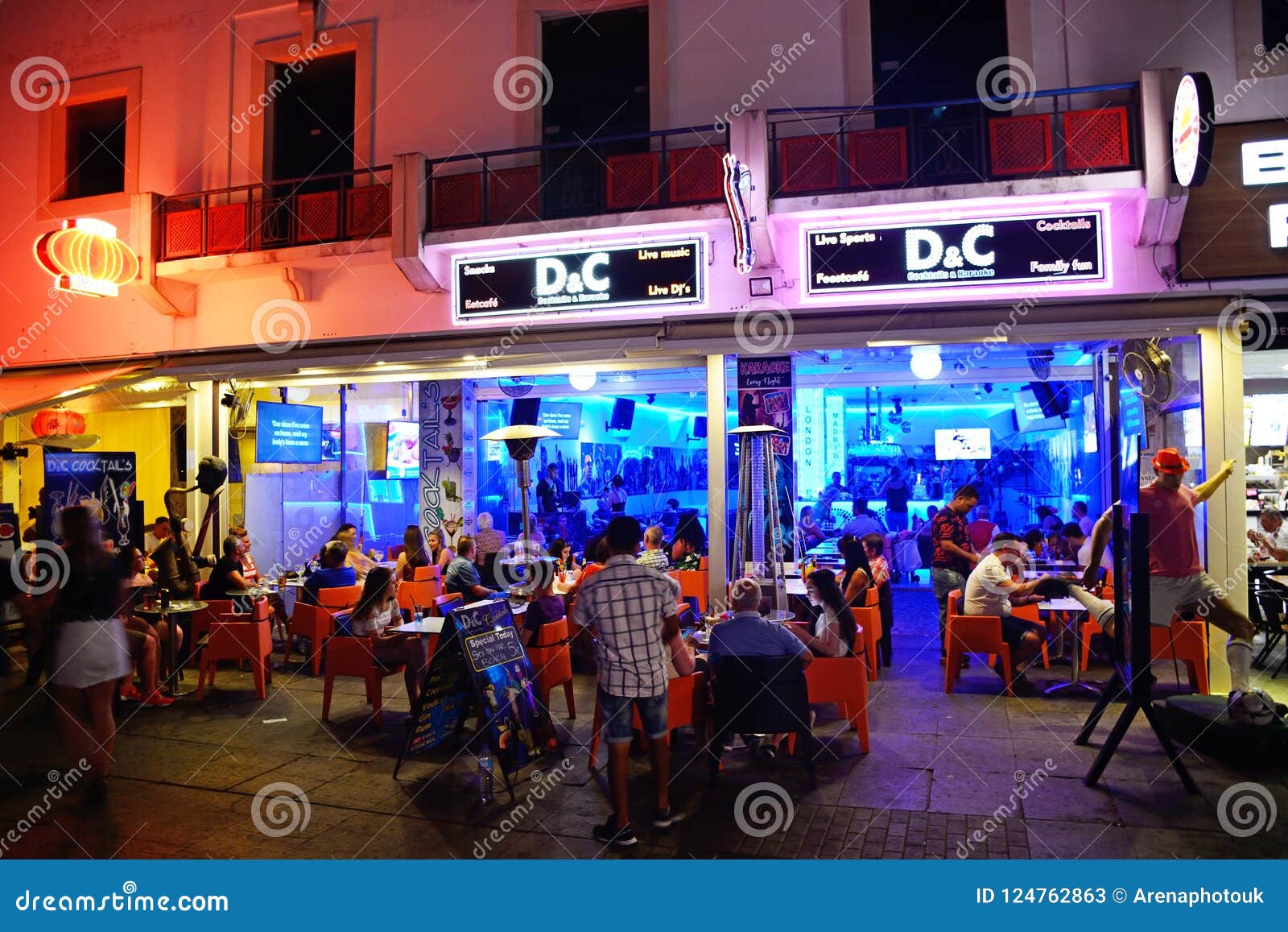Tourist Bar in the Old Town at Night, Albufeira. Editorial Stock Photo -  Image of nightlife, cobbled: 124762863