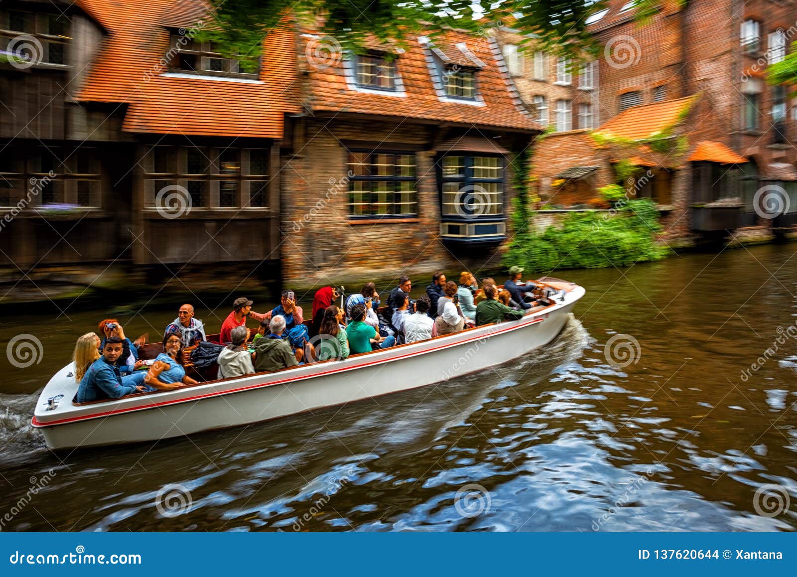 canal boat tour bruges