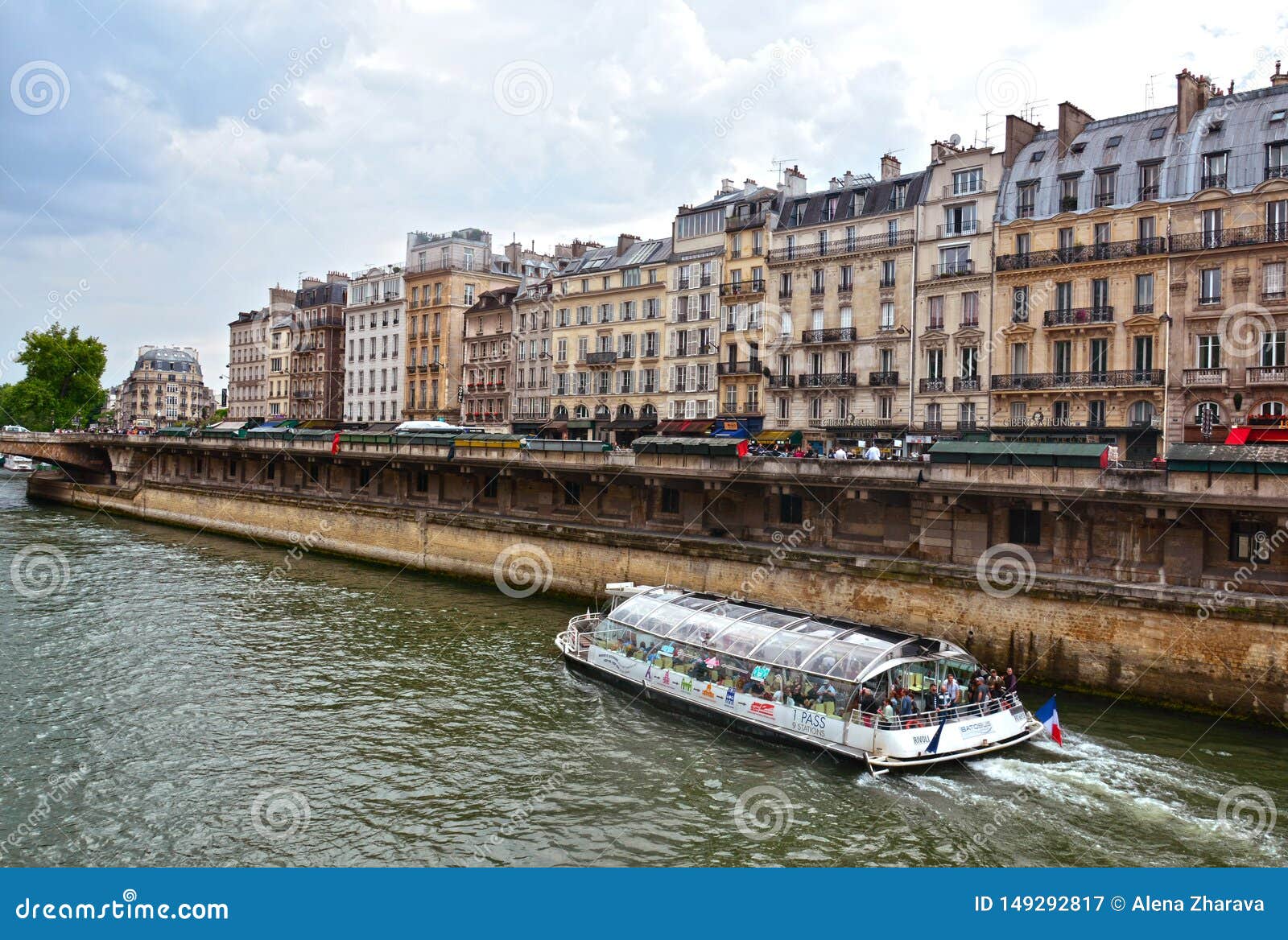 tourist boat paris seine