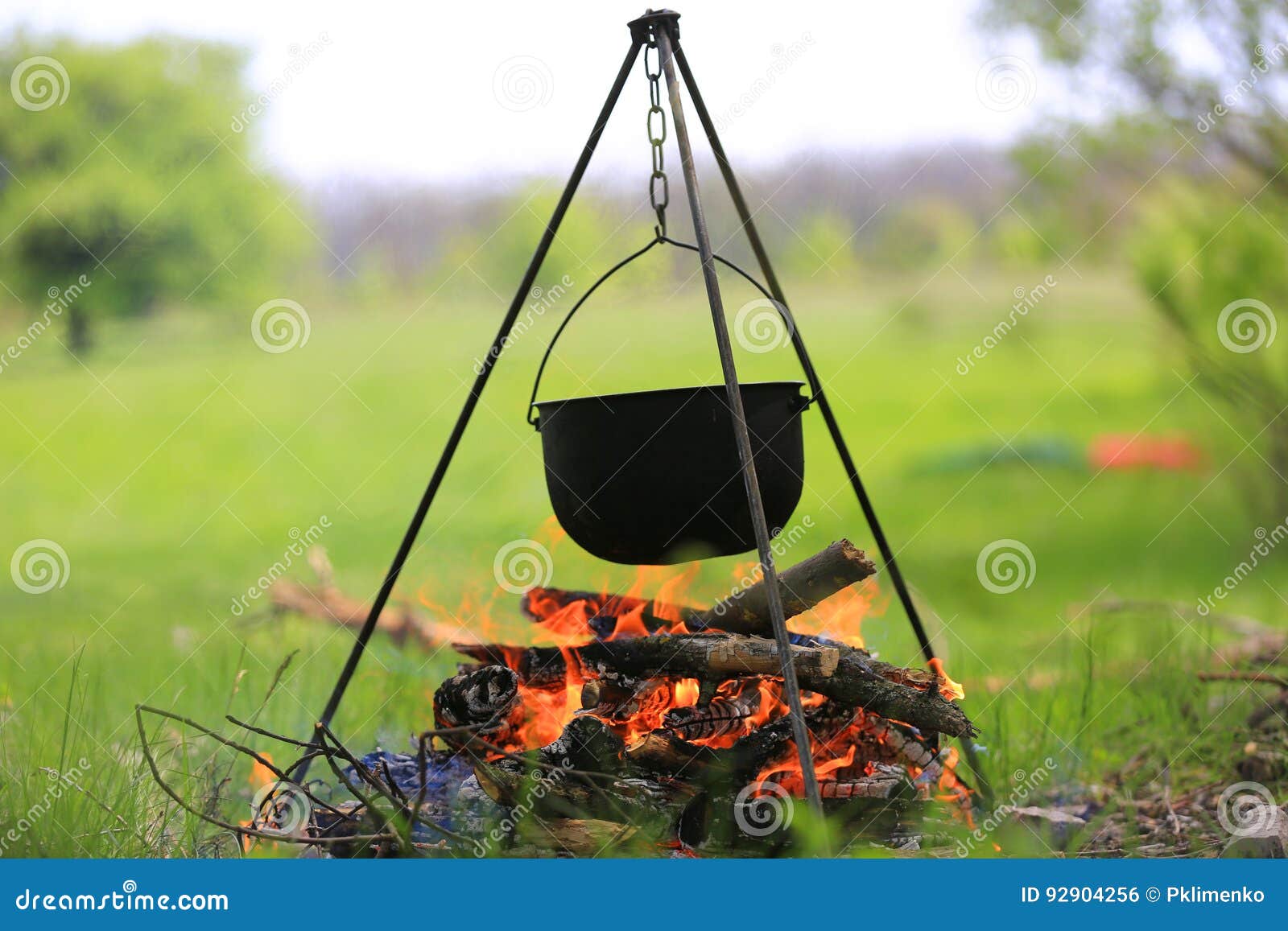 https://thumbs.dreamstime.com/z/tourist-kettle-over-fire-smoked-campfire-92904256.jpg