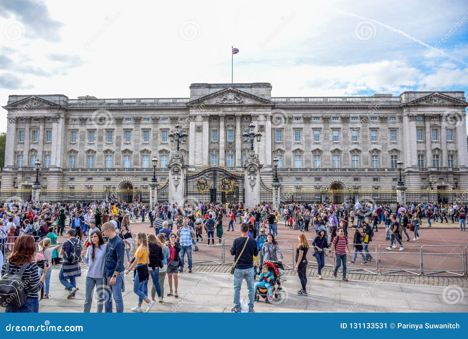 tourist buckingham palace