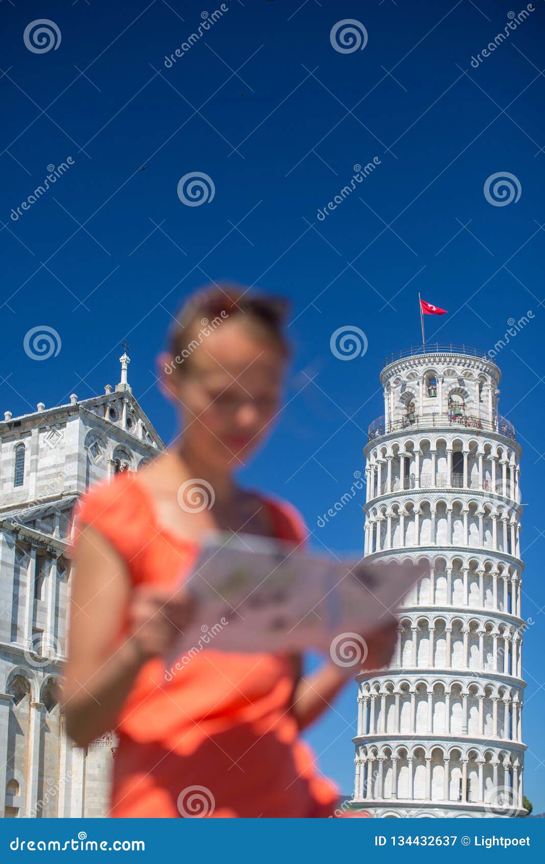 Touriste Feminin Magnifique Avec La Carte Admirant La Tour Penchee De Pise Image Stock Image Du Heureux Admirer Touriste Feminin Magnifique Avec La Carte Admirant La Tour Penchee De Pise Image Stock Image Du Heureux Admirer