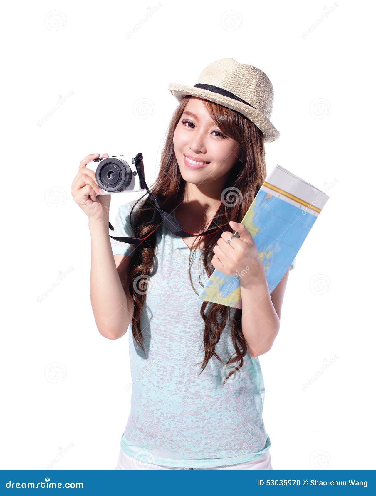 Touriste heureuse de femme. Voyage de touristes de femme heureuse jugeant l'appareil-photo et la carte d'isolement sur le fond blanc, asiatique