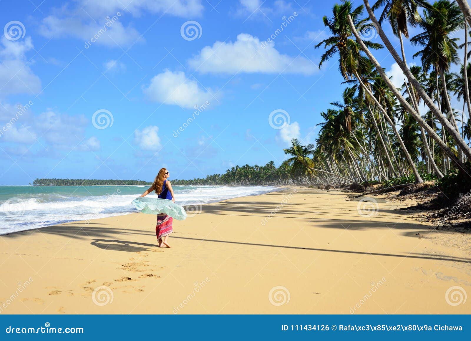 Touriste sur la plage de Limon sur la République Dominicaine. Touriste de détente sur la plage vide et longue de Limon sur la République Dominicaine