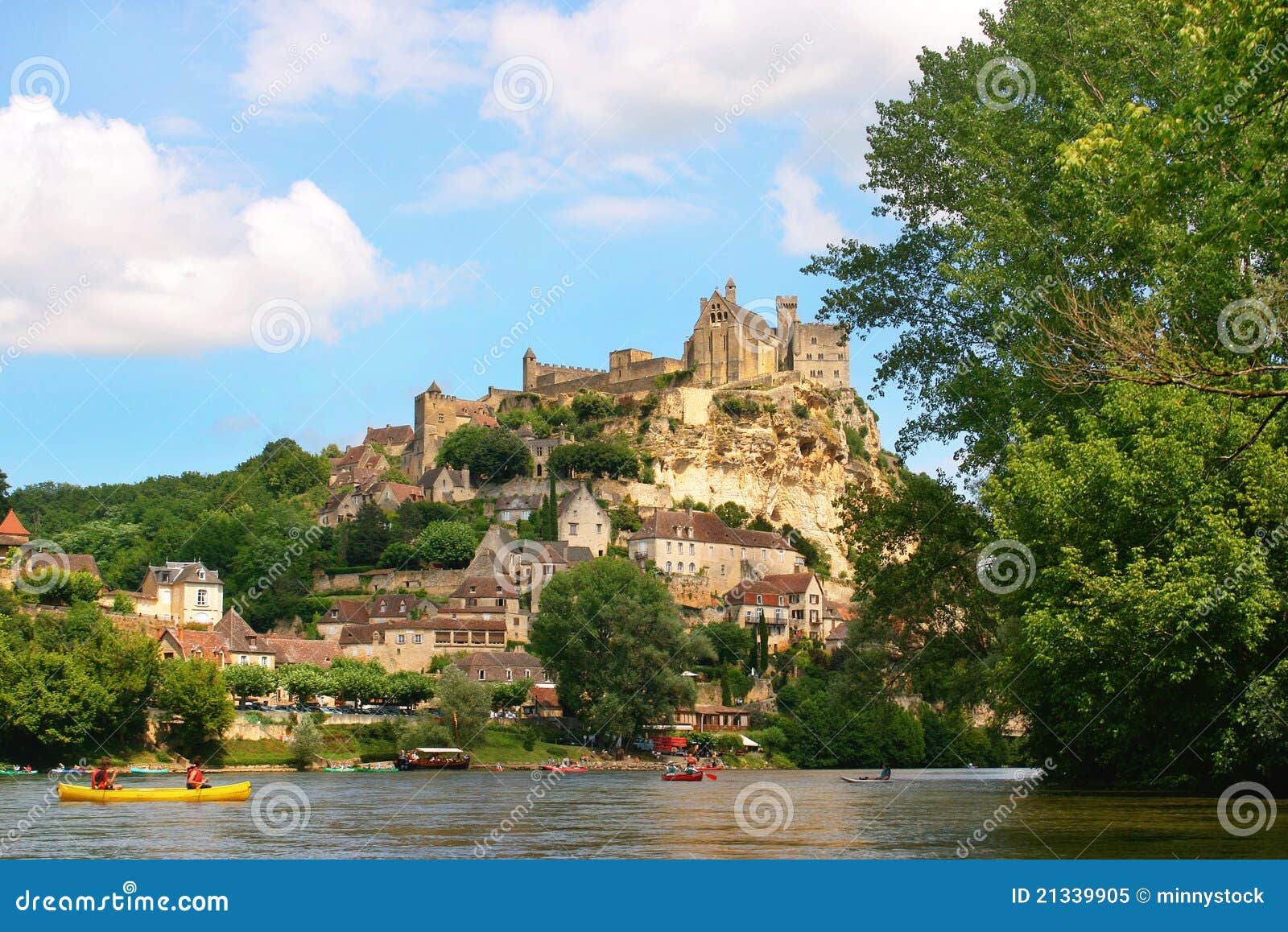 Touristen, Die Auf Fluss Dordogne In Frankreich Kayaking ...
