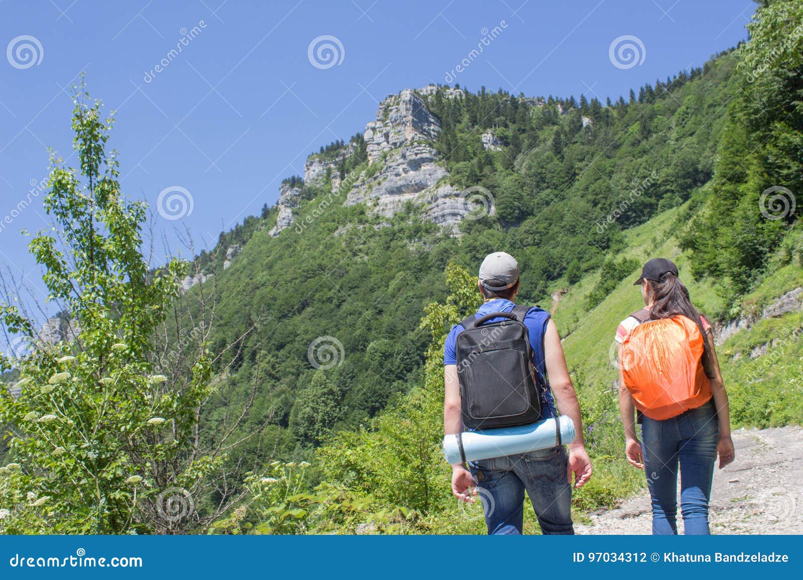 Touristen, die ein per Anhalter fahren Aktive Wanderer Reisende reisen auf die Straße in den Bergen gehen Trekking zusammen Trekking zusammen