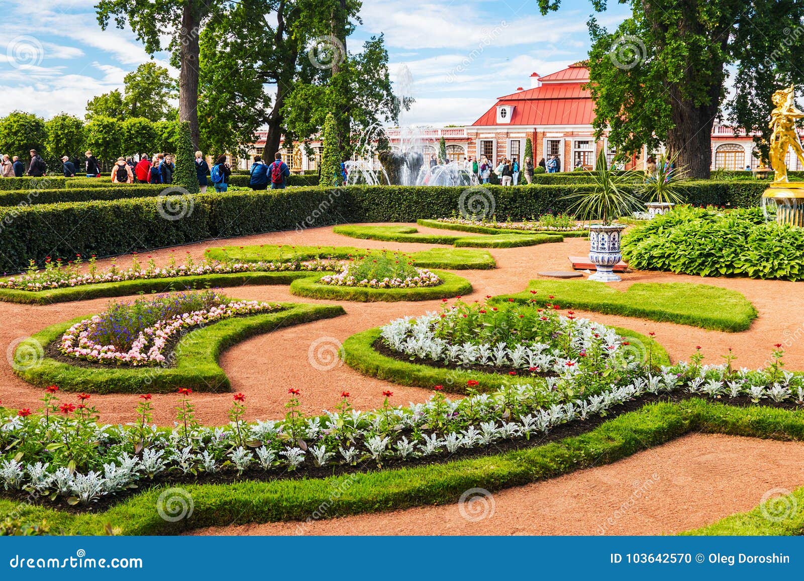 Touristen In Peterhof Am Garten Von Monplaisir-Palast Redaktionelles