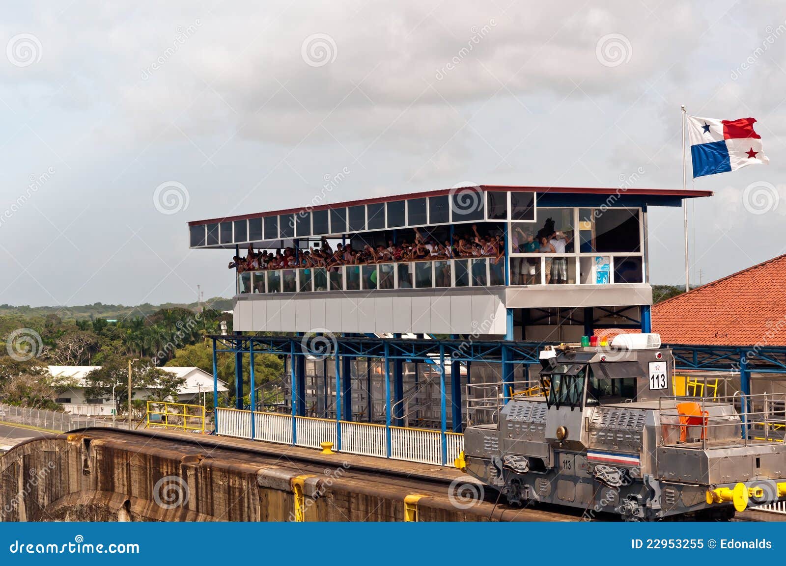 Touristen-Wellenartig bewegen. Touristen, die an einem Passagierschiff in den Gatun Verschlüssen, Panamakanal wellenartig bewegen