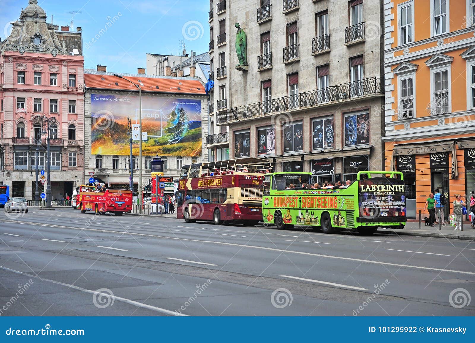 BUDAPEST - MAJ 28: Touristic bussar i gatan av den Budapest staden på Maj 28, 2016