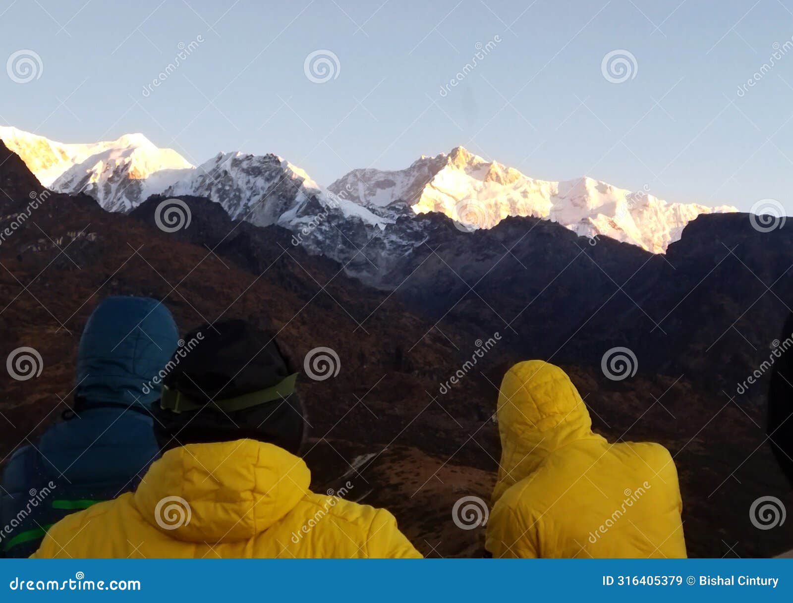 tourists enjoy sunrise at mt. kanchenjunga