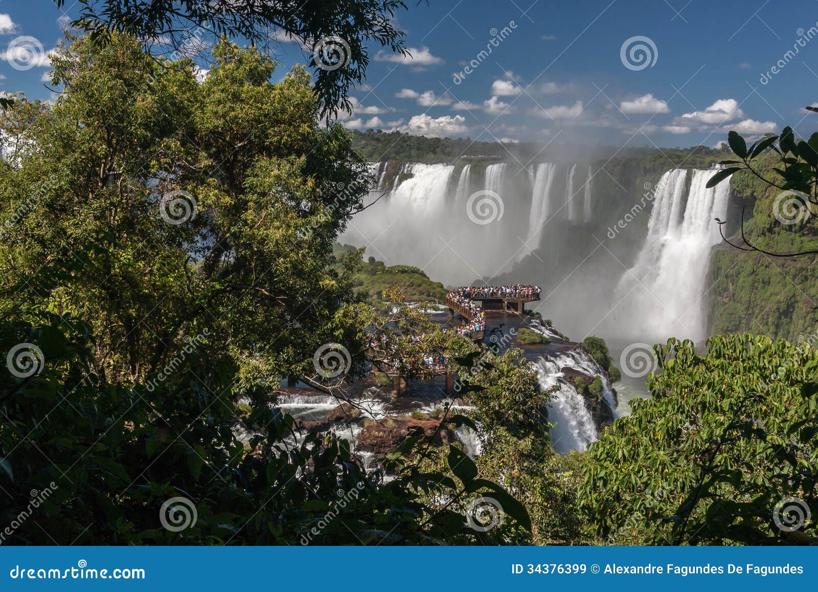 tourists in foz do iguassu park