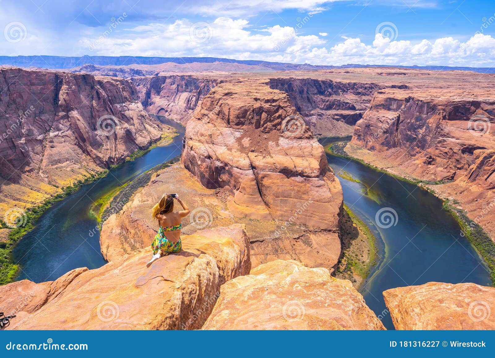 Tourists at Horseshoe Bend editorial photography. Image of page 181316227