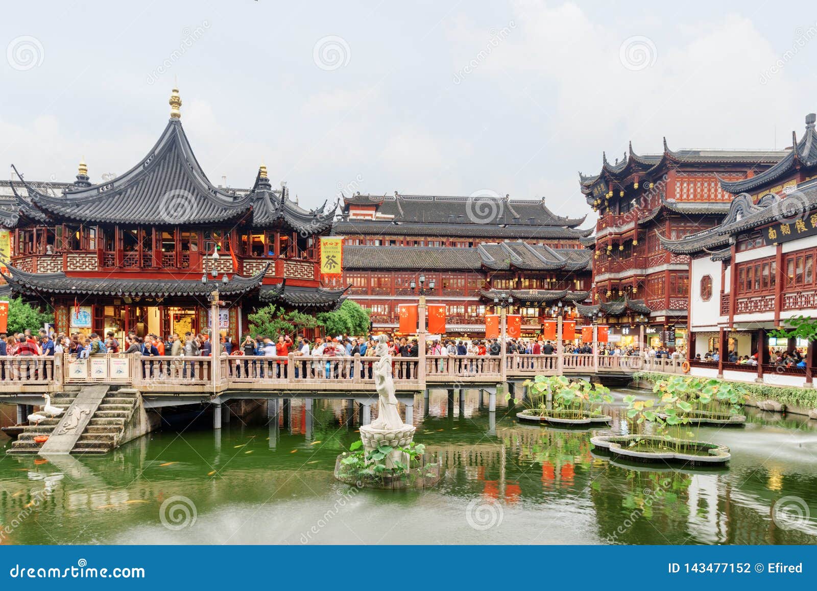Tourists On The Jiuqu Bridge At Yuyuan Garden Shanghai China Editorial Photography Image Of Historic Beautiful