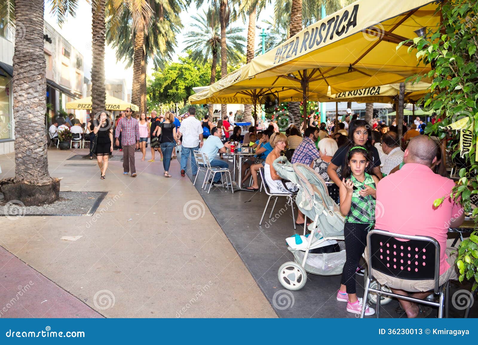 The Lincoln Road Shopping Mall, A Popular Destination For Tourists And  Fashion Lovers In Miami Beach Stock Photo, Picture and Royalty Free Image.  Image 62163988.