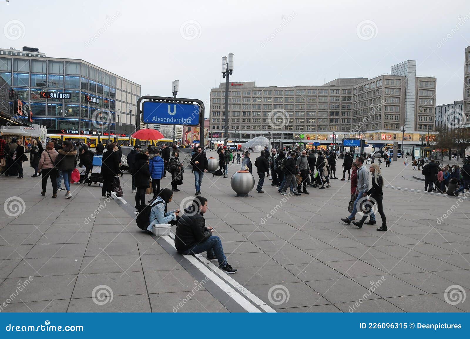 Tourists and Enjoy on Alexandra Plats in Berlin Editorial - Image of couple, torists: 226096315
