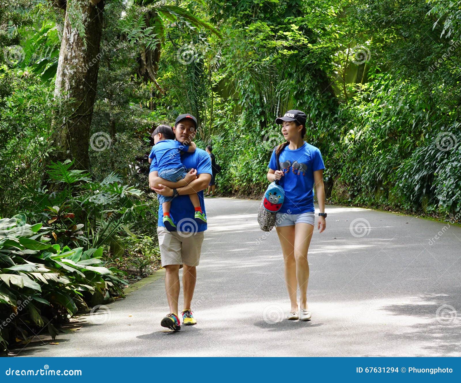 Tourists Walking in Singapore Zoo Editorial Stock Image - Image of iron, animal: 67631294 Tourists Walking in Singapore Zoo Editorial Stock Image - Image of iron, animal: 67631294
