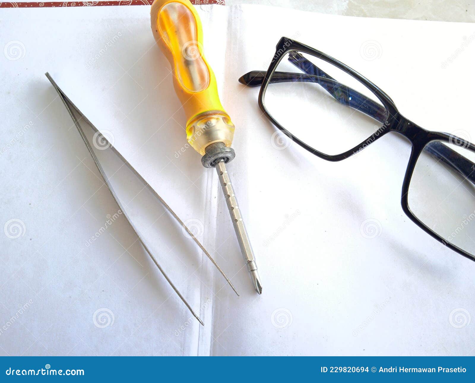 Tournevis à Broche Comme Outil De Réparation Et Lunettes Sont Des Outils  Très Utiles Pour Une Vision Anormale Photo stock - Image du fonte, jaune:  229820694