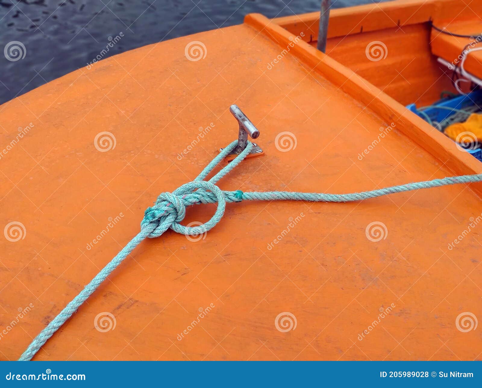 club deksel Geavanceerde Touw Bedekt Met Een Boog Van Een Oranje Boot. Het Aanmeren Van Jachttouw  Met Een Geknoopt Uiteinde Rond Een Spleet. Begrip Nautisc Stock Foto -  Image of vastgelegd, anker: 205989028