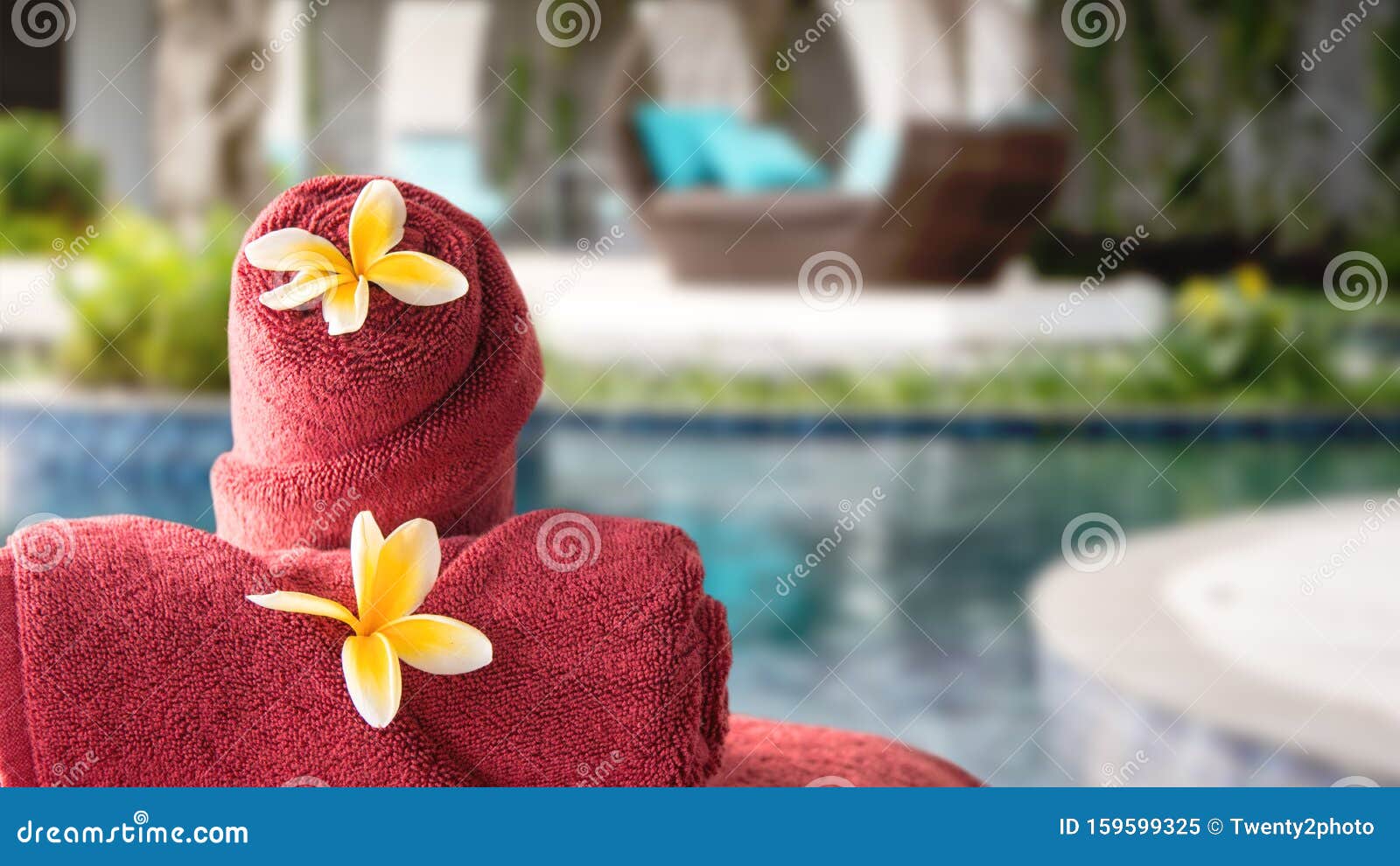 Ghế nằm ngoài trời resort spa với khăn tắm và hoa: Bạn muốn cảm nhận làn gió biển và tiếng sóng vỗ? Hãy thư giãn tại resort spa với ghế nằm ngoài trời xinh đẹp, được trang trí bằng khăn tắm mềm mại và những bông hoa xinh xắn. Đây đích thực là nơi bạn muốn dành thời gian thư giãn hoàn hảo nhất. 