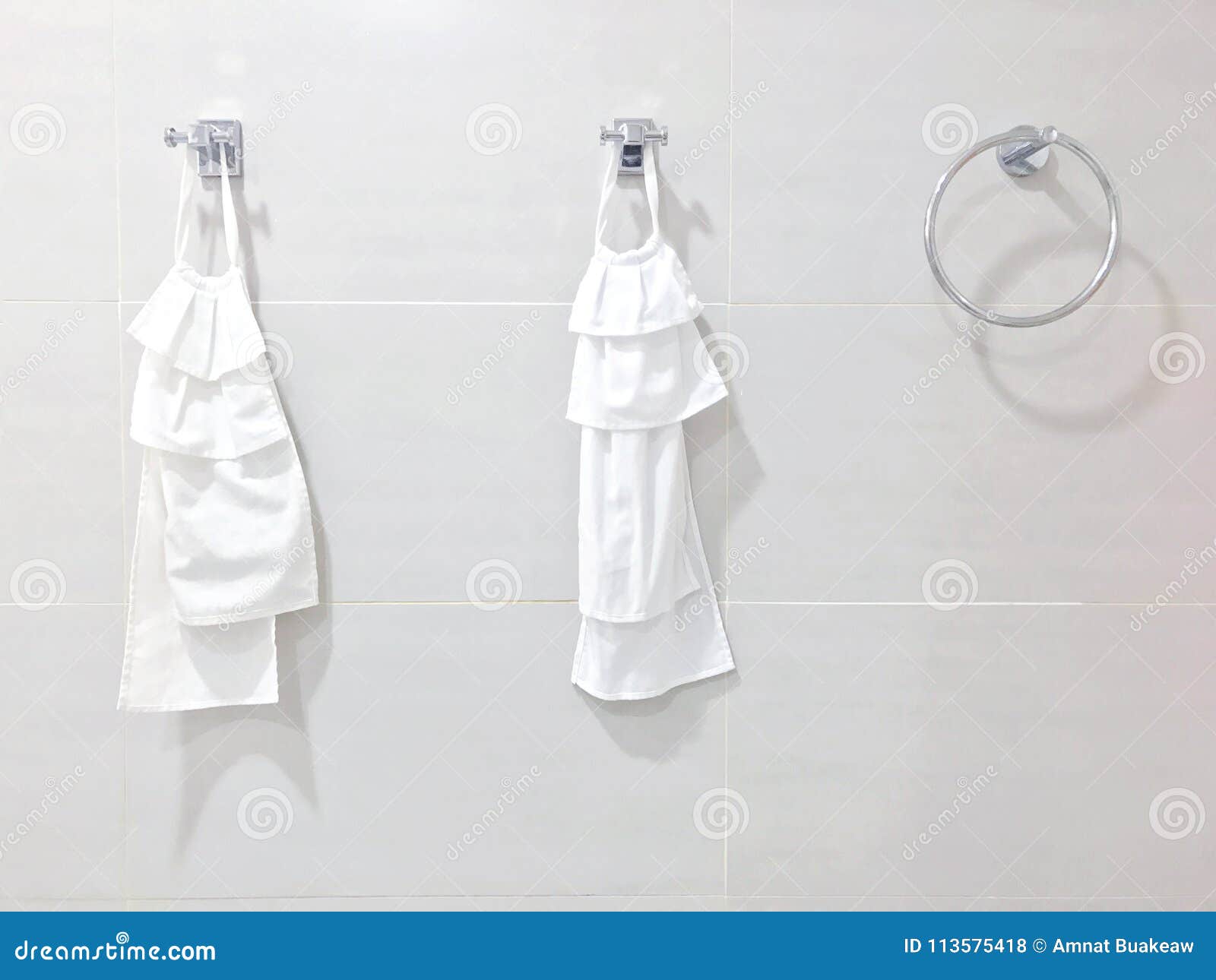 https://thumbs.dreamstime.com/z/towel-rail-stainless-white-hanging-loop-bathroom-wall-modern-cloth-towels-113575418.jpg