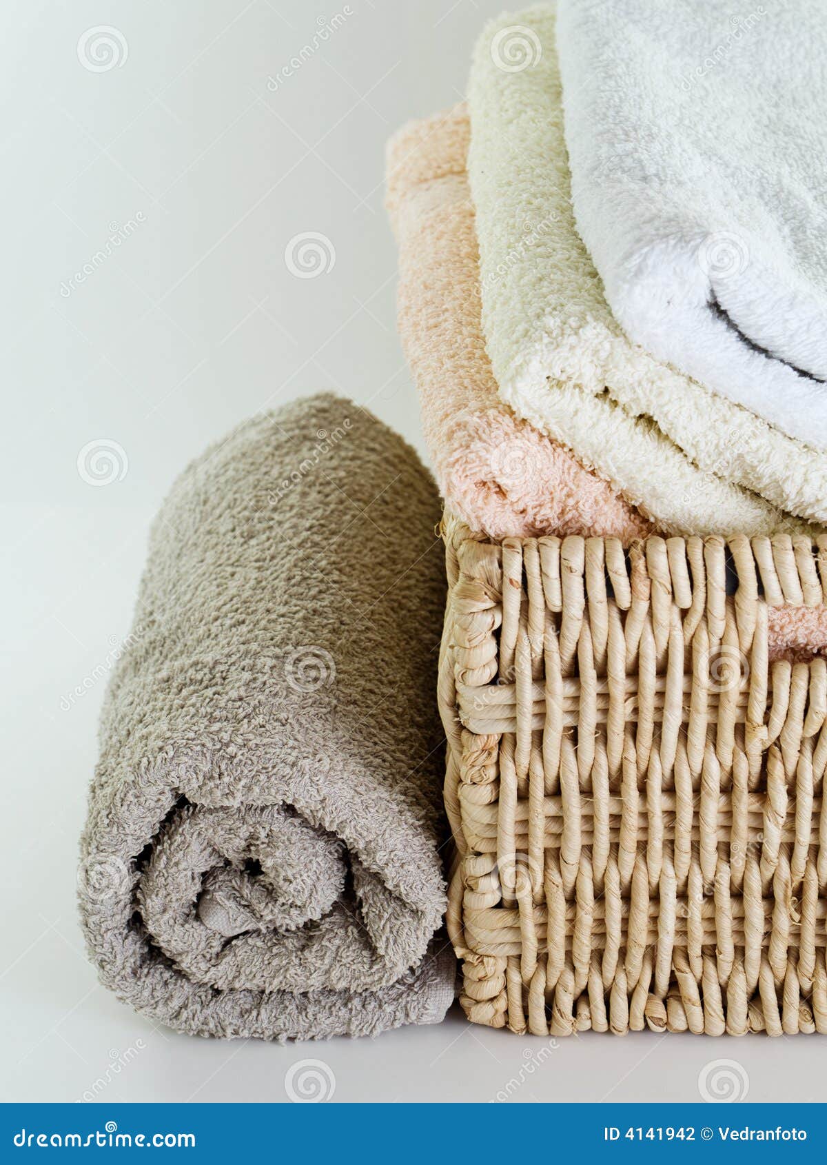 https://thumbs.dreamstime.com/z/towels-4141942.jpg