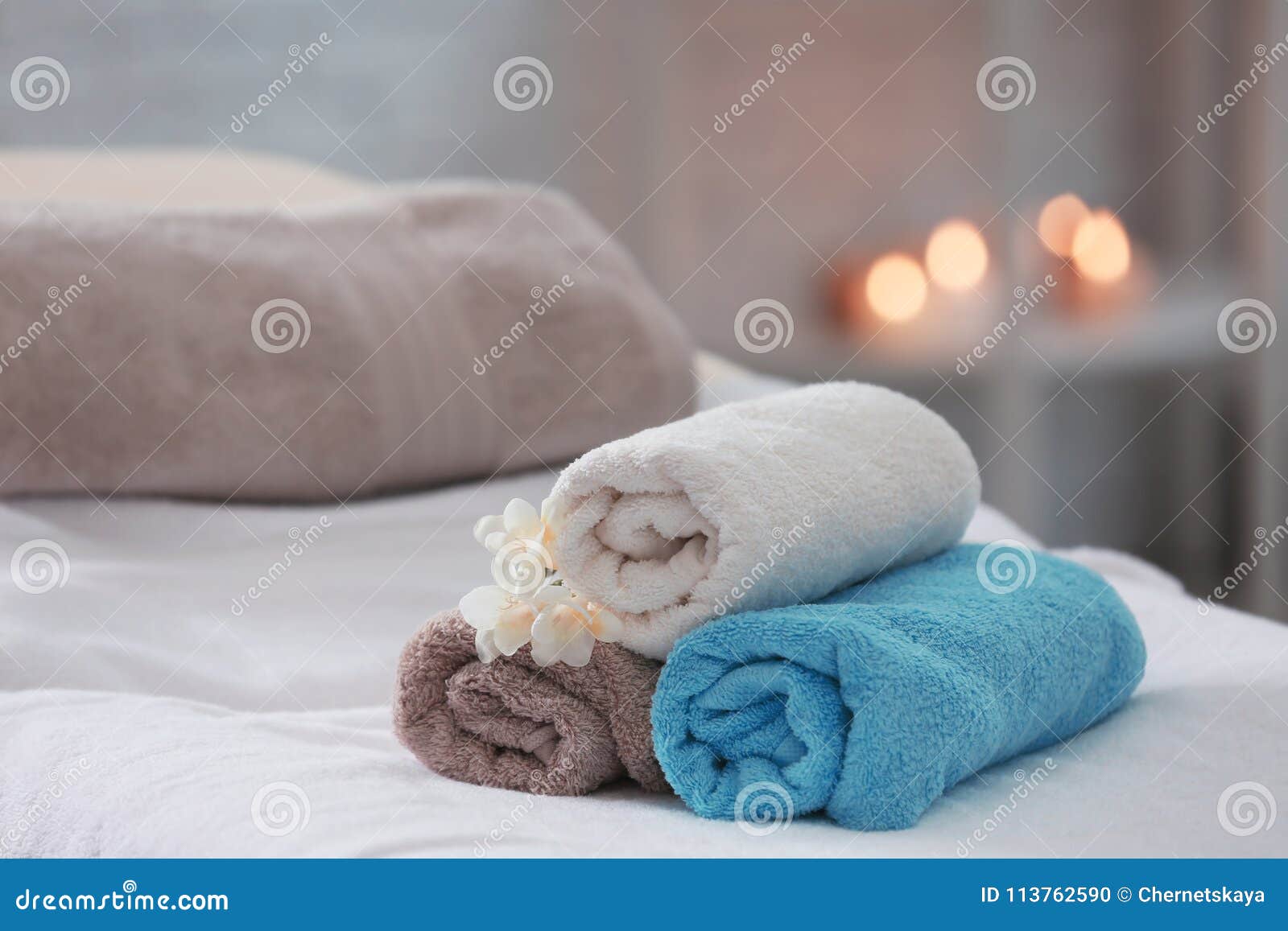 https://thumbs.dreamstime.com/z/towels-flowers-massage-table-towels-flowers-massage-table-spa-salon-113762590.jpg