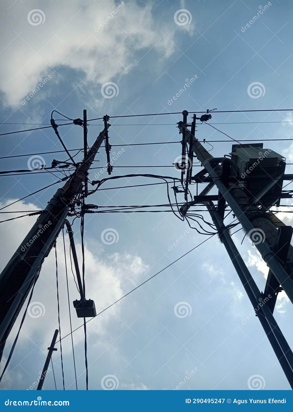 Las Vegas Dread Unleashed as Towering Power Poles Snap in Chaos!