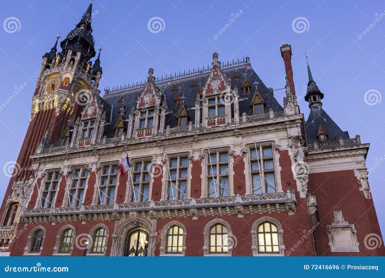 Town Hall (Hotel De Ville) at Place Du Soldat Inconnu in Calais Stock ...