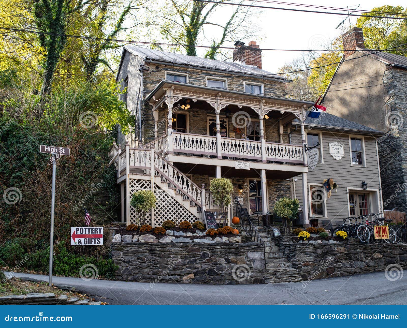 The Town's Inn in Harpers Ferry West Virginia Foto editorial Imagen