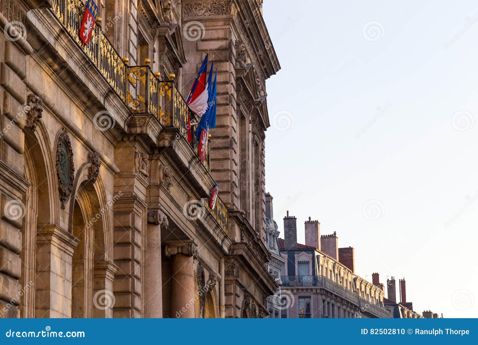 Townhall En Lyon Con La Bandera Francesa Foto de archivo Imagen de
