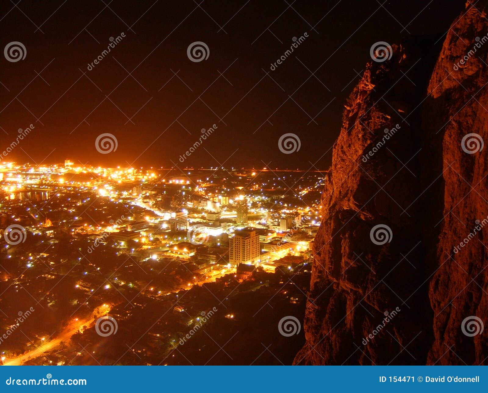 Townsville bij nacht. Het centrum van de stad bij nacht