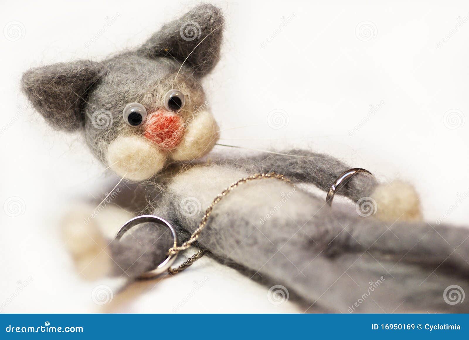 Toy cat with wedding rings stock image. Image of felting 16950169