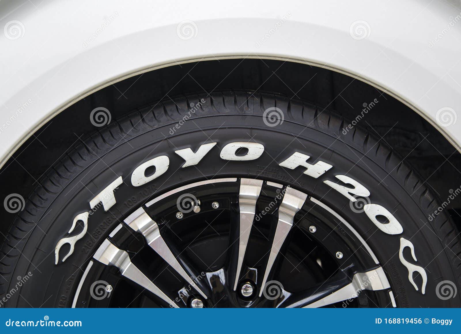 Toyo H20车胎编辑类照片. 图片包括有公司, 形状, 日本, 徽标, 外缘