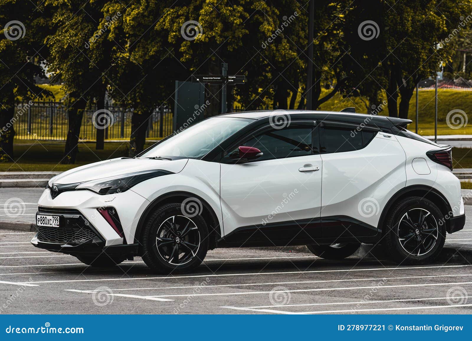 https://thumbs.dreamstime.com/z/toyota-c-hr-hybrid-compact-car-parked-city-parking-lot-moscow-russia-may-278977221.jpg