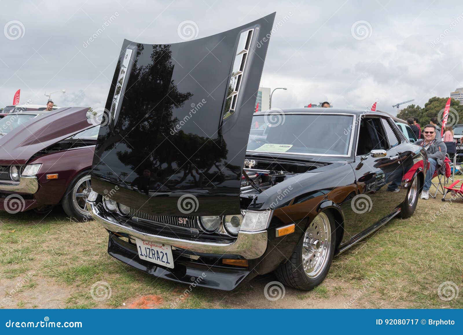 Long Beach USA - Maj 6 2017: Toyota Celica 1972 på skärm under den 22nd ettåriga växten all Toyotafest