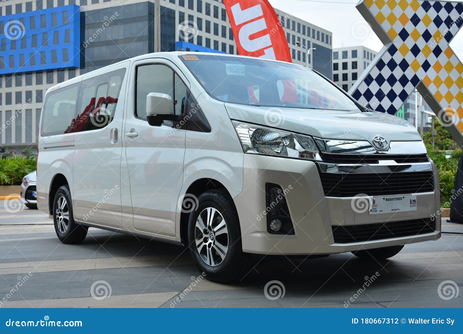 Ass kwaadaardig winnaar Toyota Hiace Van at Toyota Carfest on May 26, 2019 in Pasay, Philippines  Editorial Photography - Image of transportation, ride: 180667312