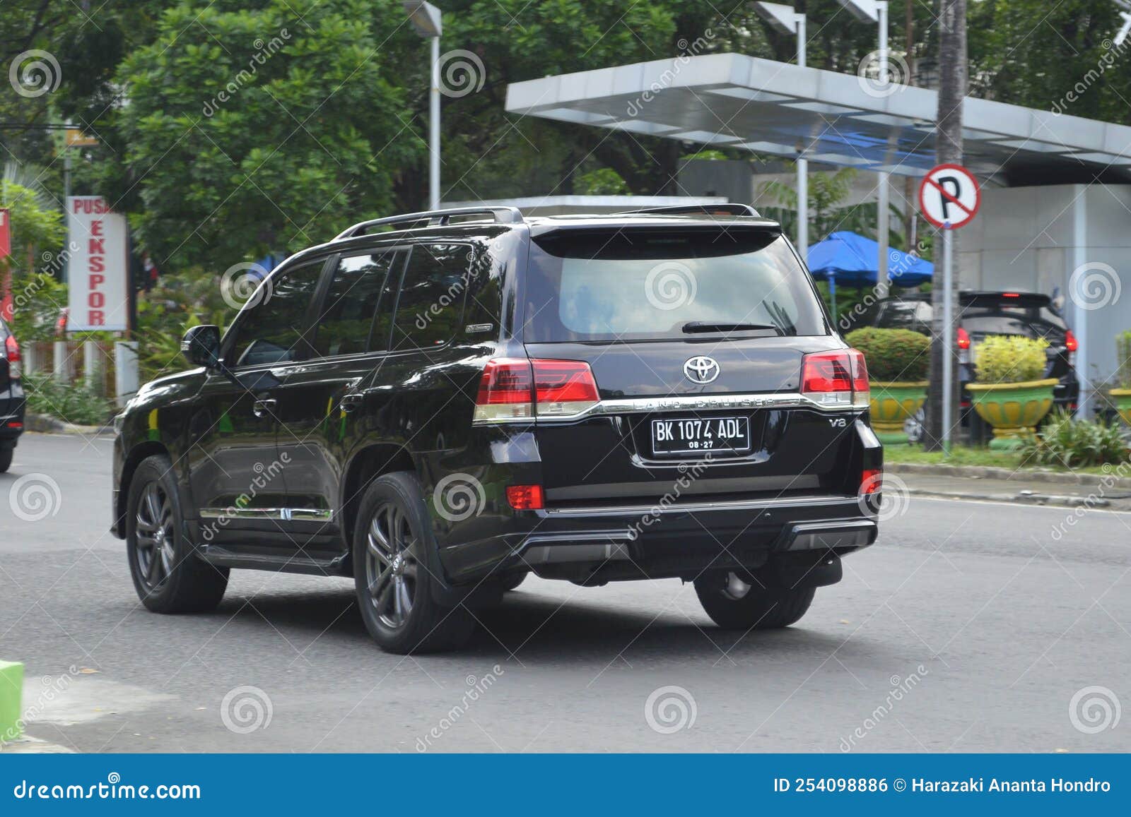 2020 Toyota Land Cruiser VX-R 4.5 4WD V8 Editorial Photo - Image of