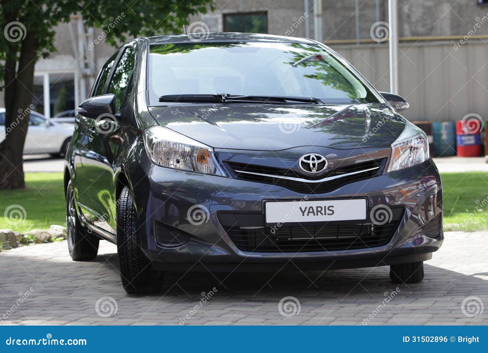 Riga, Letland - Juni 21, 2012: Nieuw klein de klassenvoertuig van Toyota Yaris (modeljaar 2012). Toyota-het Bedrijf is één van de belangrijkste autofabrikanten in de wereld.