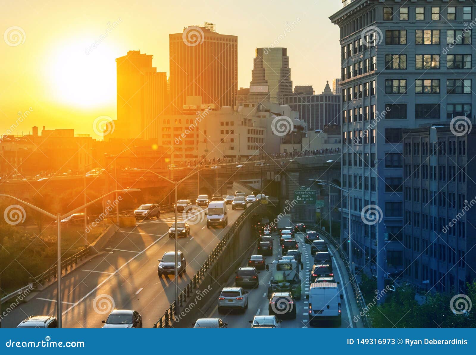 Tráfego De Hora De Rusga Na Expressão Das Queens Do Brooklyn Em Nova Iorque  Com Fundo Solar Imagem de Stock - Imagem de dirigir, viajante: 149316973